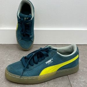 Big Kids size 5.5 Suede Pumas